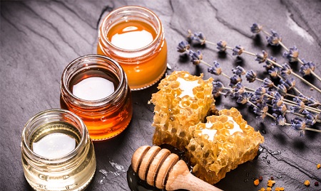 Uống kết hợp mật ong với nước ấm sẽ giúp bạn quên đi cơn đói