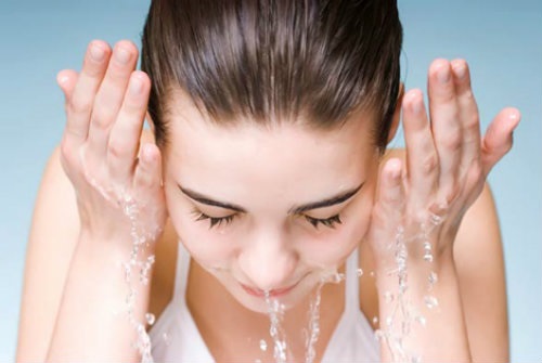 Tìm hiều thêm rửa mặt bằng nước muối thường xuyên có tốt không?